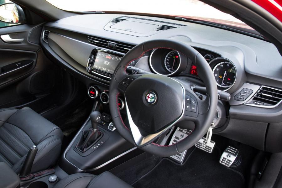 Интерьер Alfa Romeo Giulietta QV Line 2014 года  (AU) (фото 4 из 7)